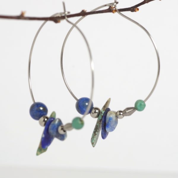 Boucles d'oreilles créoles avec des pierres bleues de formes et couleurs variées : mélange de turquoise et lapis lazuli. créoles en inox.