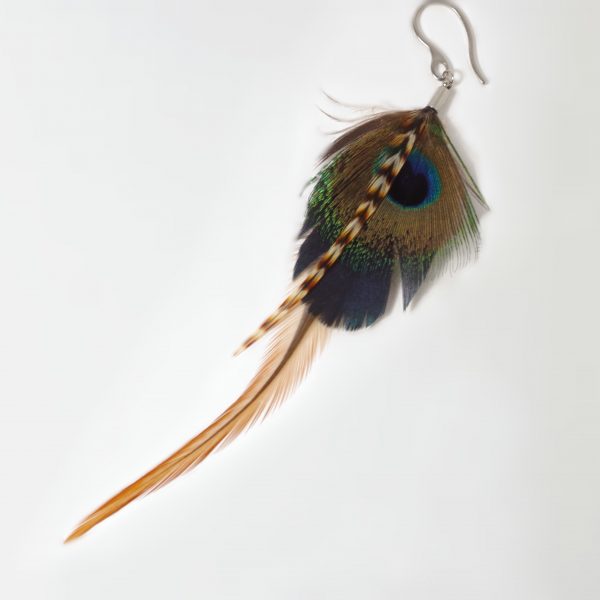 boucle d'oreille unique avec de longues plumes effilées et une plume œil de paon