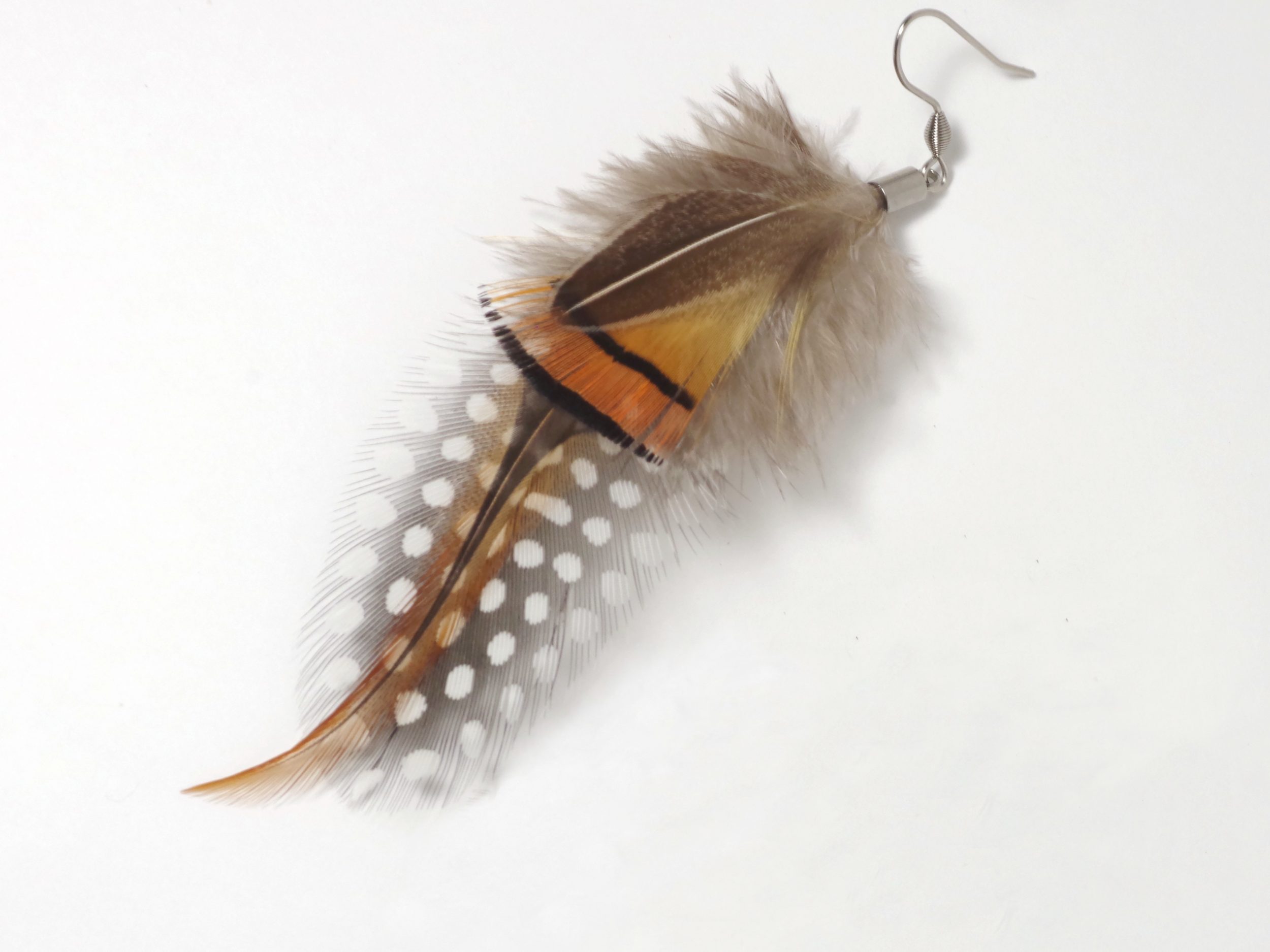 Une grande boucle d'oreille unique, composition de grandes plumes de style nature sauvage