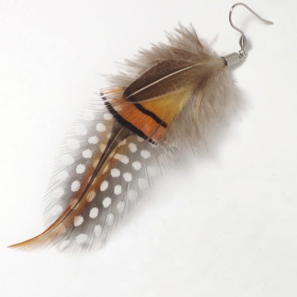 Une grande boucle d'oreille unique, composition de grandes plumes de style nature sauvage