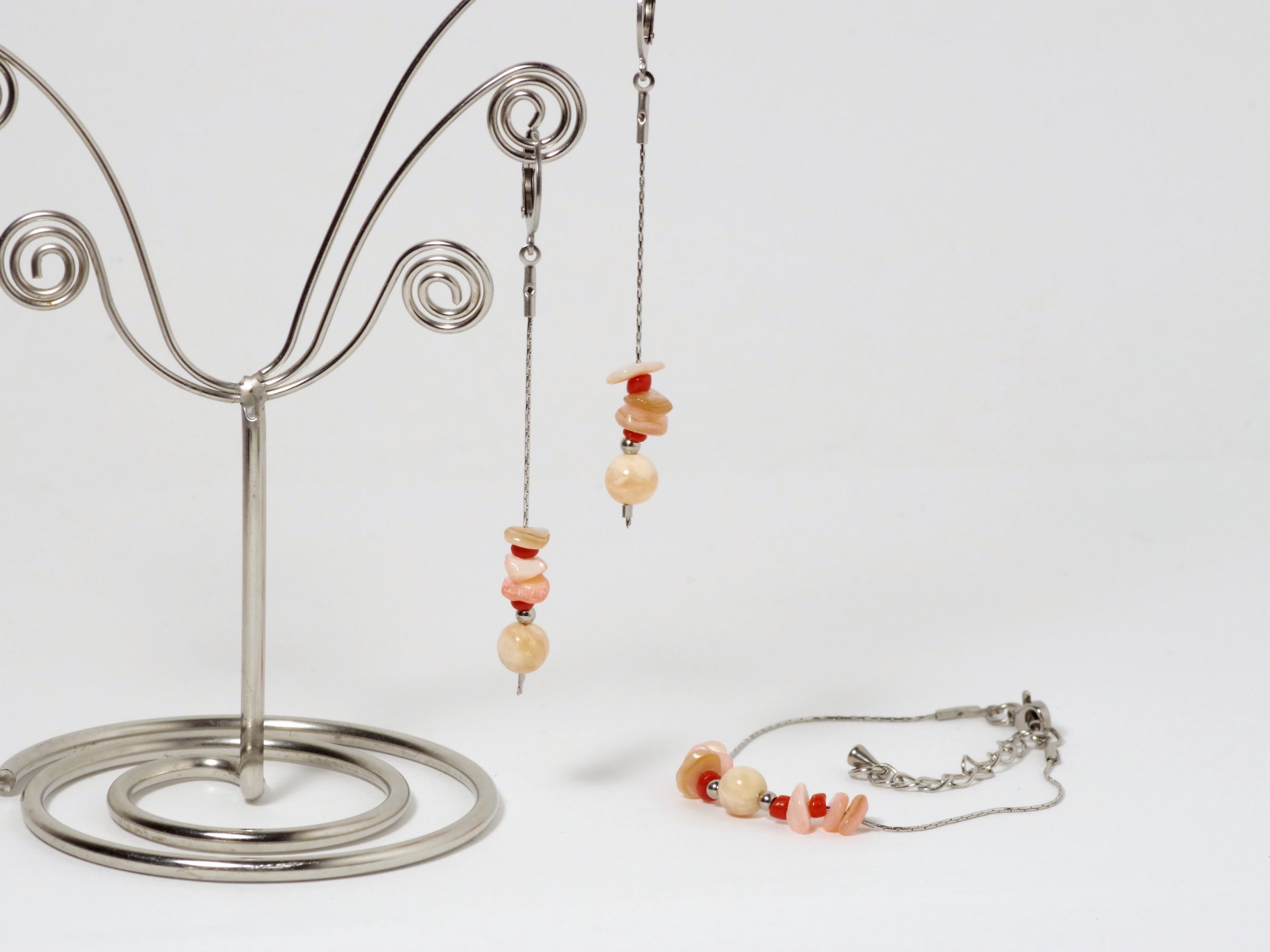 Parure boucles d'oreilles et bracelet en gemmes roses et chaines d'inox.