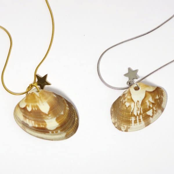 Palourde et étoile de mer associées pour un pendentif unique. Composez votre pendentif : coquillage au choix, étoile dorée ou argentée.