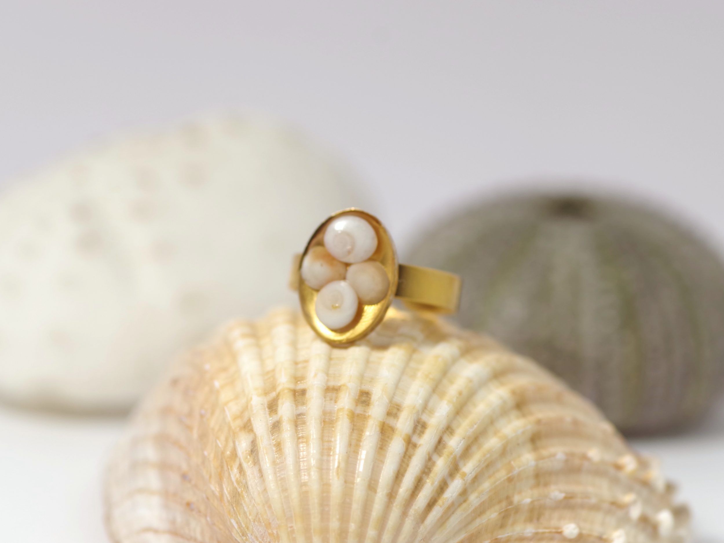 Bague Ochji fine, dorée, petits yeux de ste Lucie – Image 2