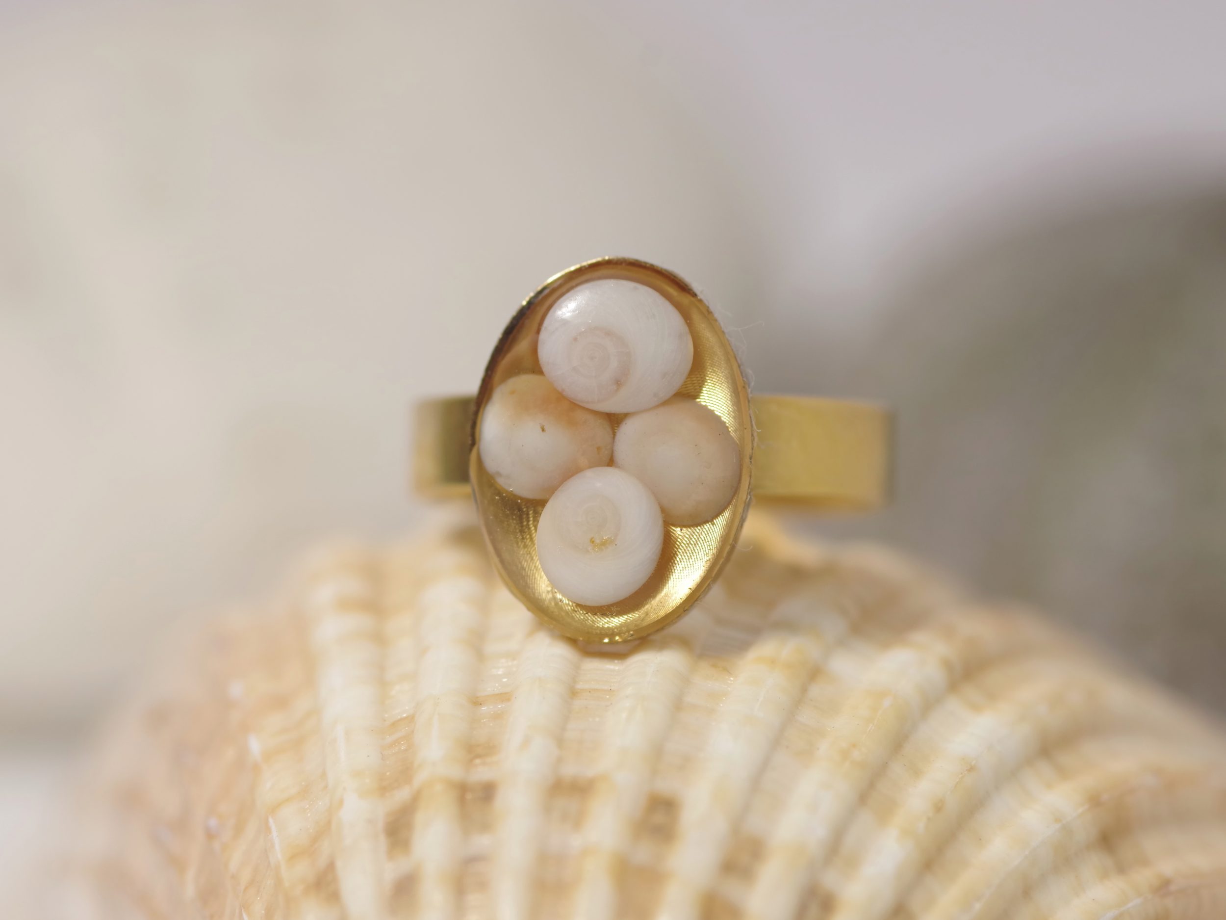 Bague Ochji fine, dorée, petits yeux de ste Lucie