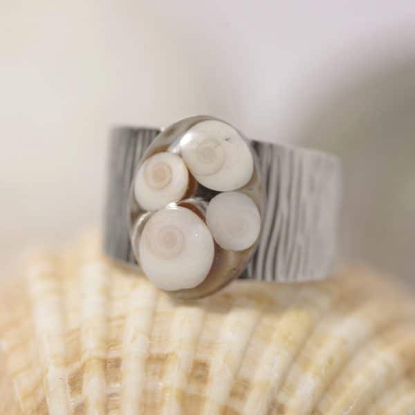 Bague Ochji large, plusieurs petits yeux de ste Lucie