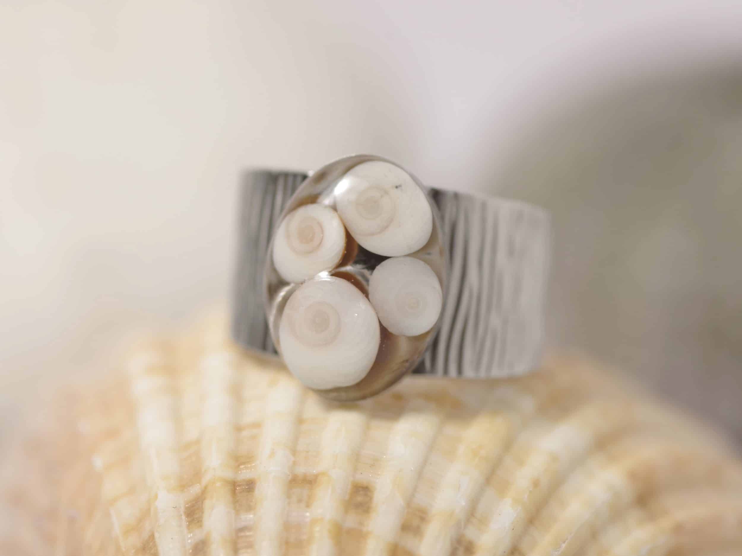 Bague Ochji large, plusieurs petits yeux de ste Lucie