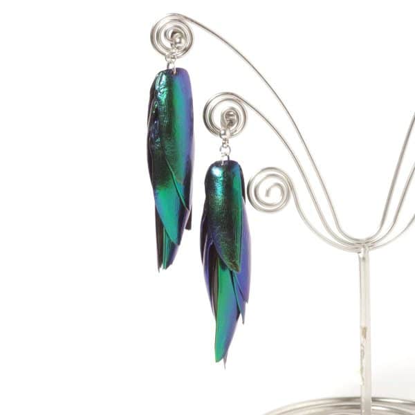 Boucles d'oreilles réalisées avec plusieurs élytres de scarabées aux reflets verts et bleus