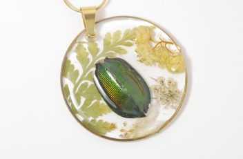 collier_calosoma_inox-doré_pendentif-vri-scarabée-et-imortelles (4)