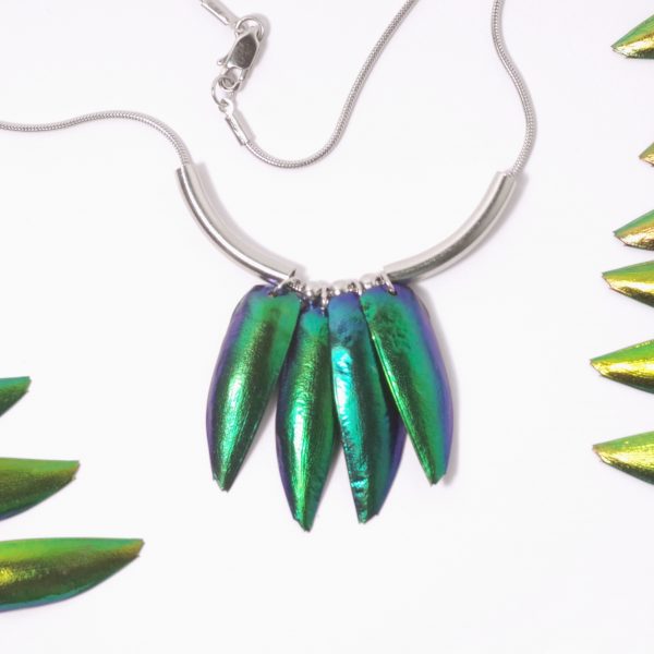Collier en élytres de scarabées et inox. Ses élytres sont bleu-vert mais il y a d'autres couleurs : vert doré ou cuivré .