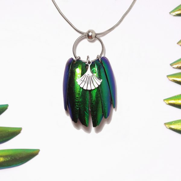 Collier Sublime qui porte bien son nom. Son pendentif est réalisé avec un bouquet d'élytres de scarabées chatoyants.