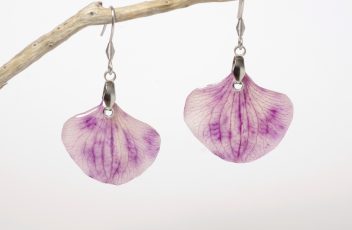 boucles-d-oreilles_elfine_pendentifs-petales-d-orchidee-violette (3)