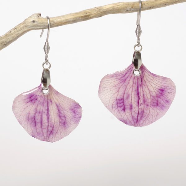 Pétales d'orchidée violette montés en boucles d'oreilles.