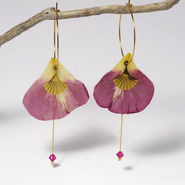 Pétales de rose montées en boucles d'oreilles sur des fines créoles.