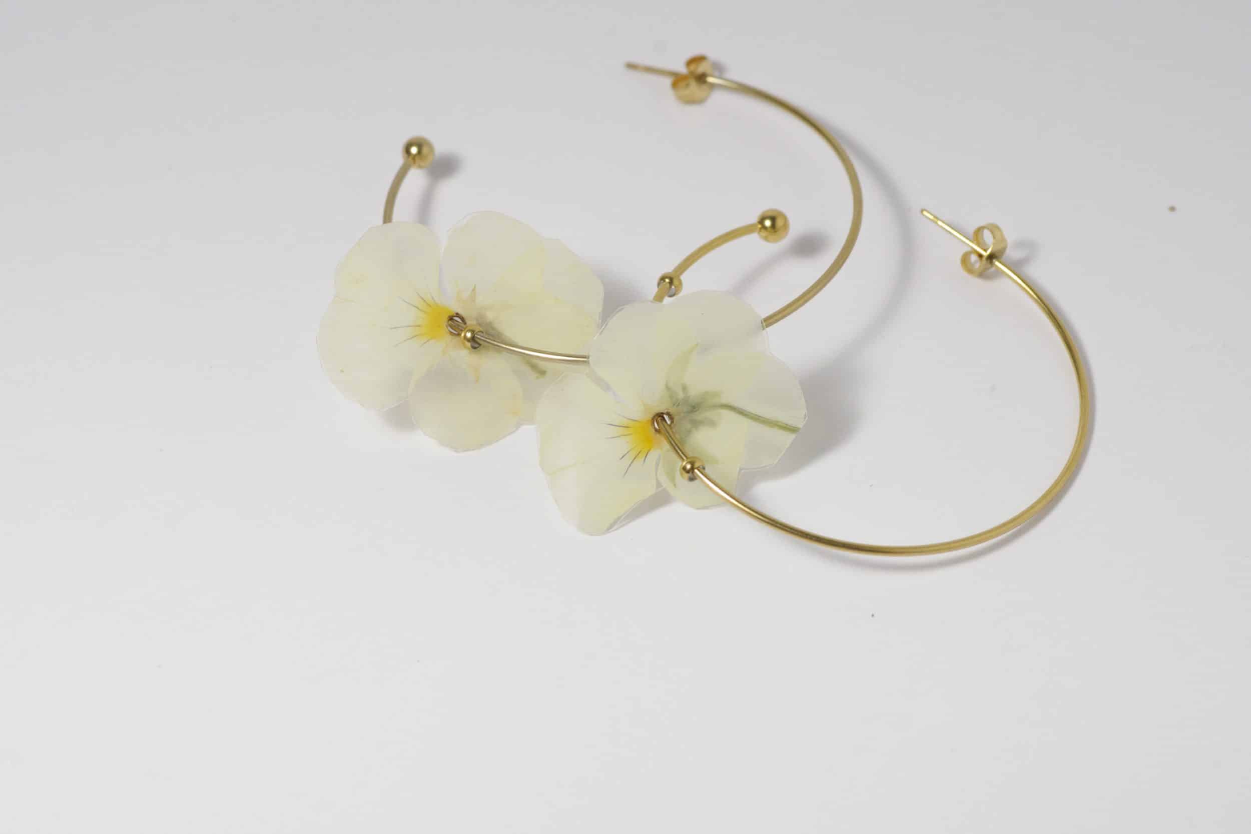 Boucles d'oreilles Flora, petites pensées blanches – Image 4