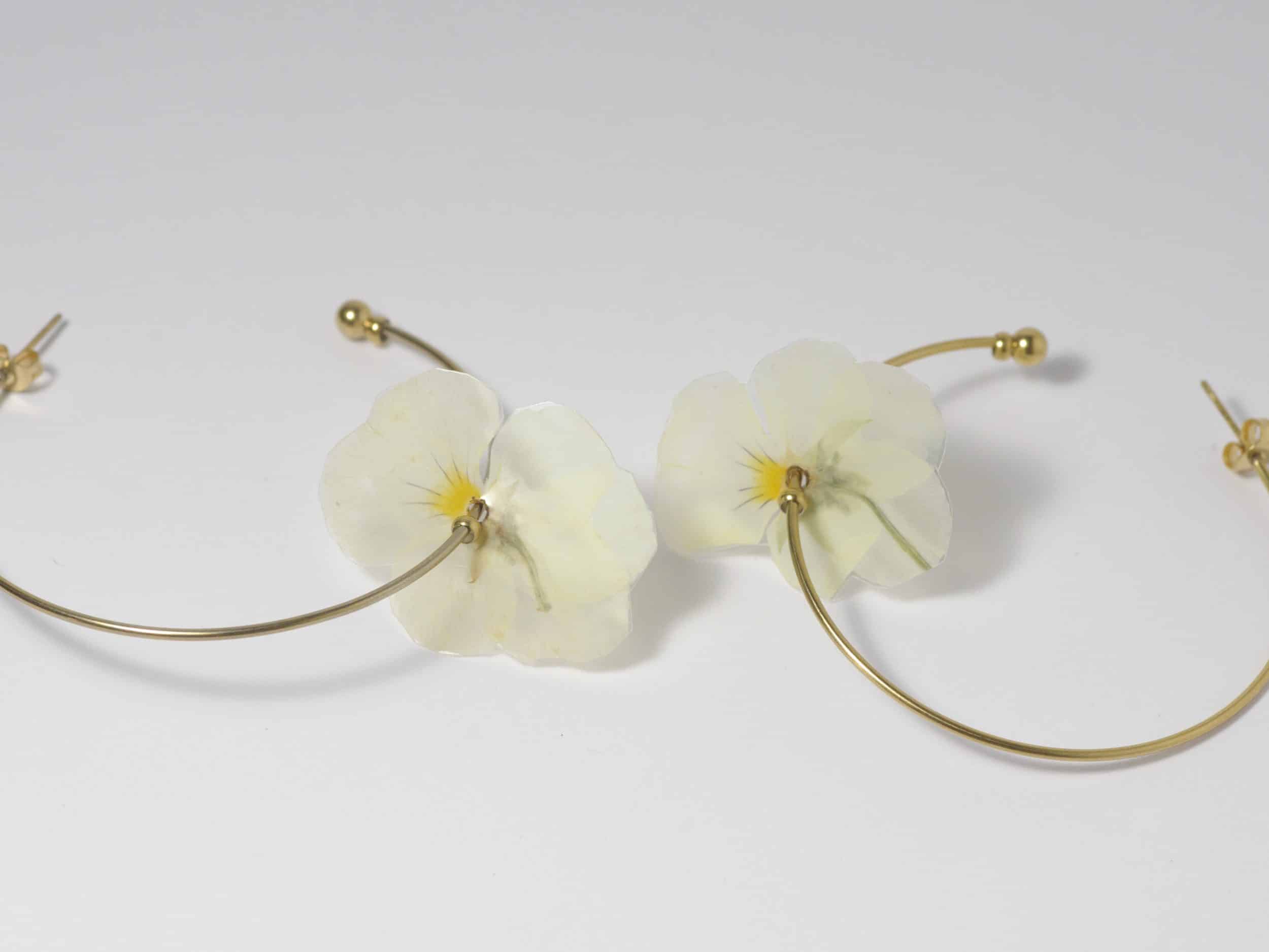 Boucles d'oreilles Flora, petites pensées blanches – Image 3