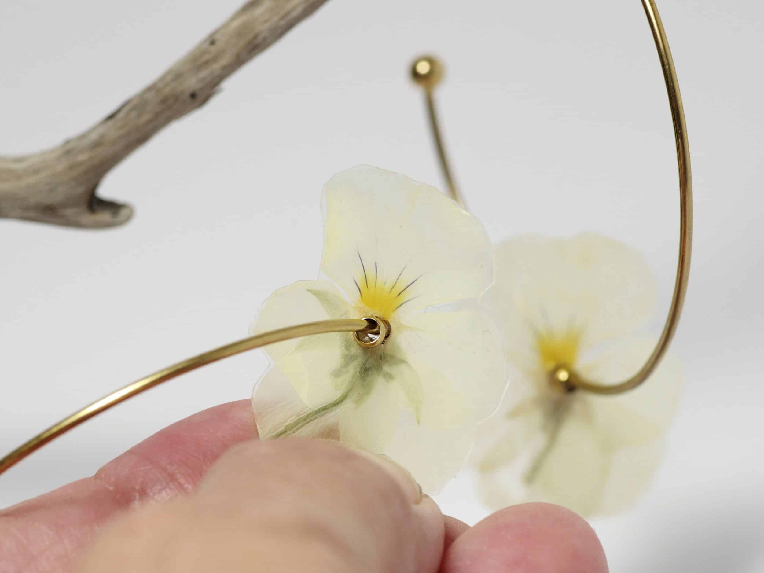 Boucles d'oreilles Flora, petites pensées blanches – Image 5