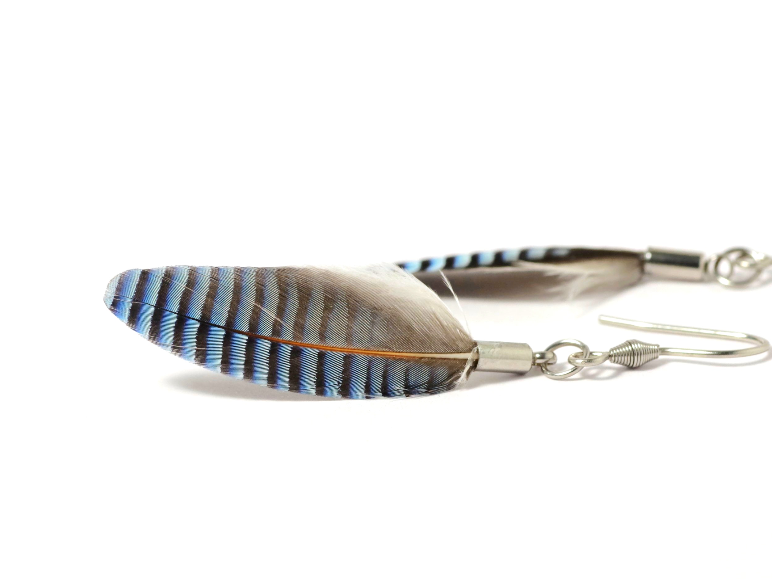 Boucles d'oreilles Fly, plumes à rayures fines – Image 2