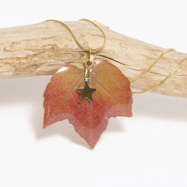 Vraie feuille d'automne glacée à la résine, montée en pendentif sur une chaîne dorée.