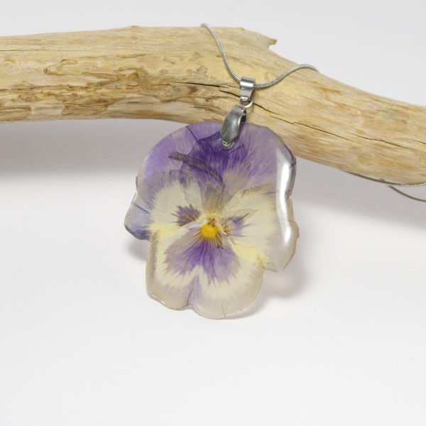 Une vraie fleur de pensée violette en pendentif sur une fine chaîne en inox.