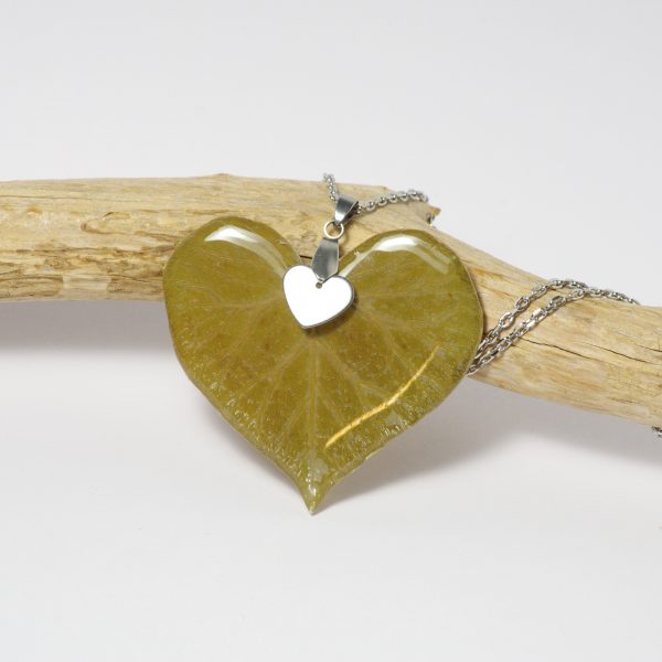 Une véritable feuille en forme de cœur (lierre) glacée à la résine et montée en pendentif sur une chaîne en inox.