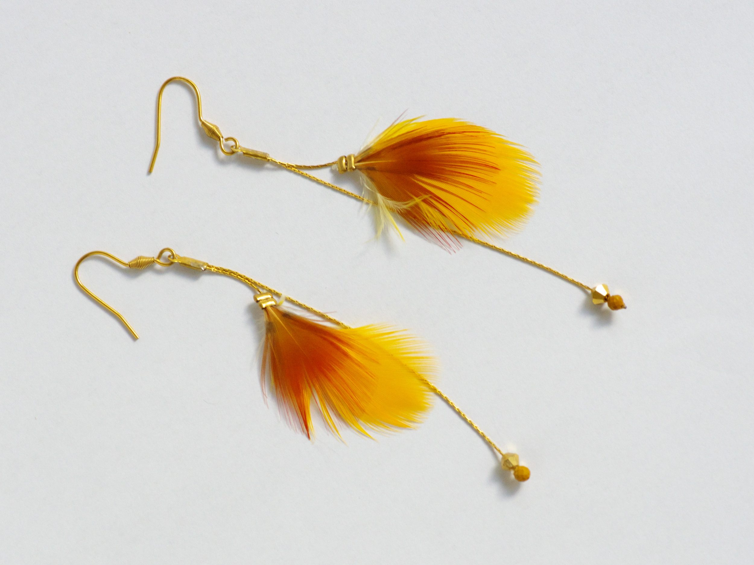 Boucles d'oreilles Oiseau Du Soir, plumes jaunes et rouges – Image 2