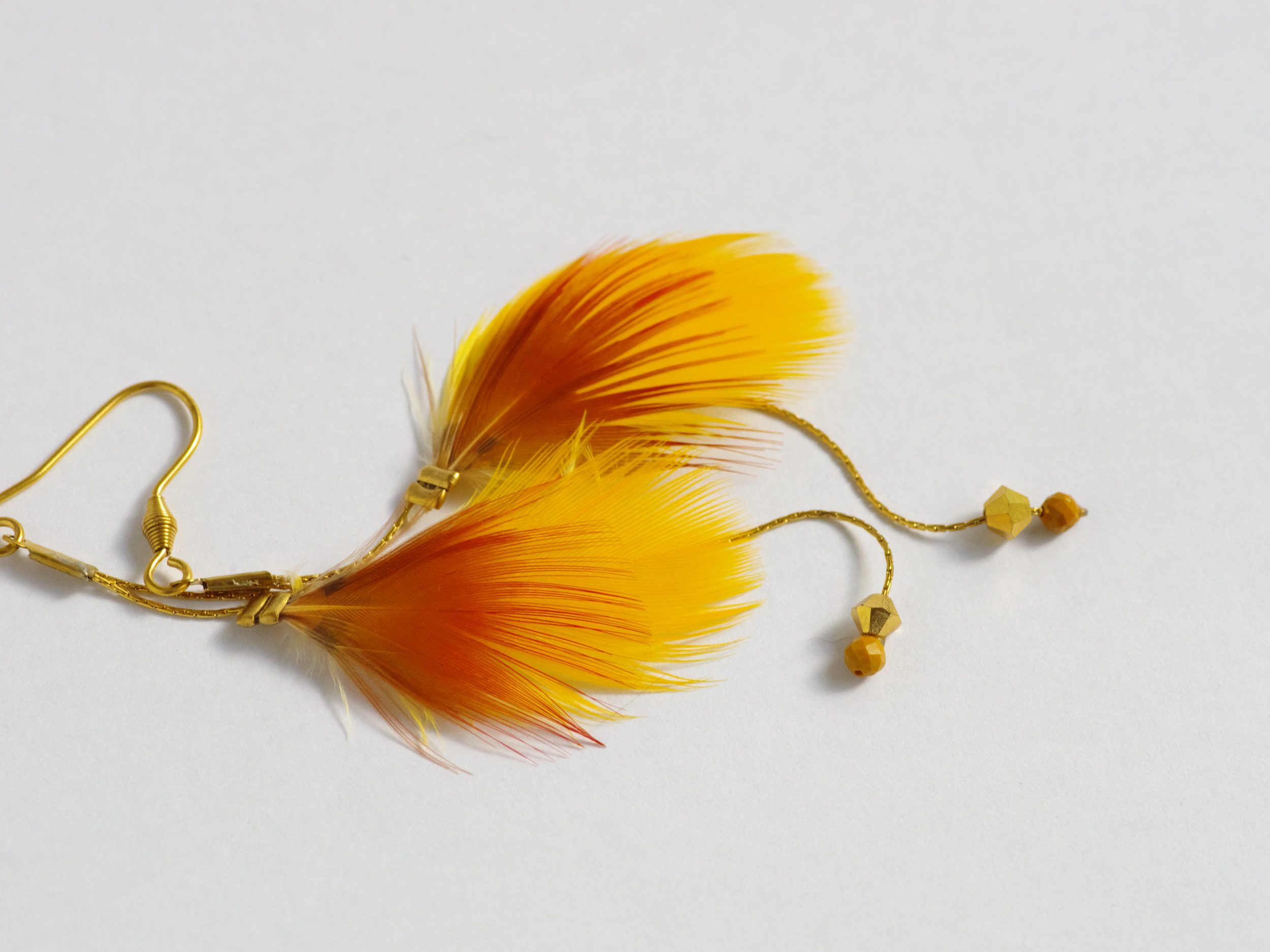 Boucles d'oreilles Oiseau Du Soir, plumes jaunes et rouges – Image 3
