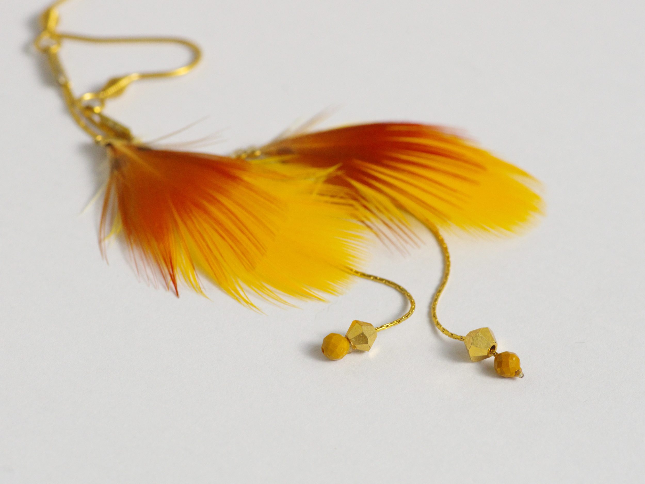 Boucles d'oreilles Oiseau Du Soir, plumes jaunes et rouges – Image 4