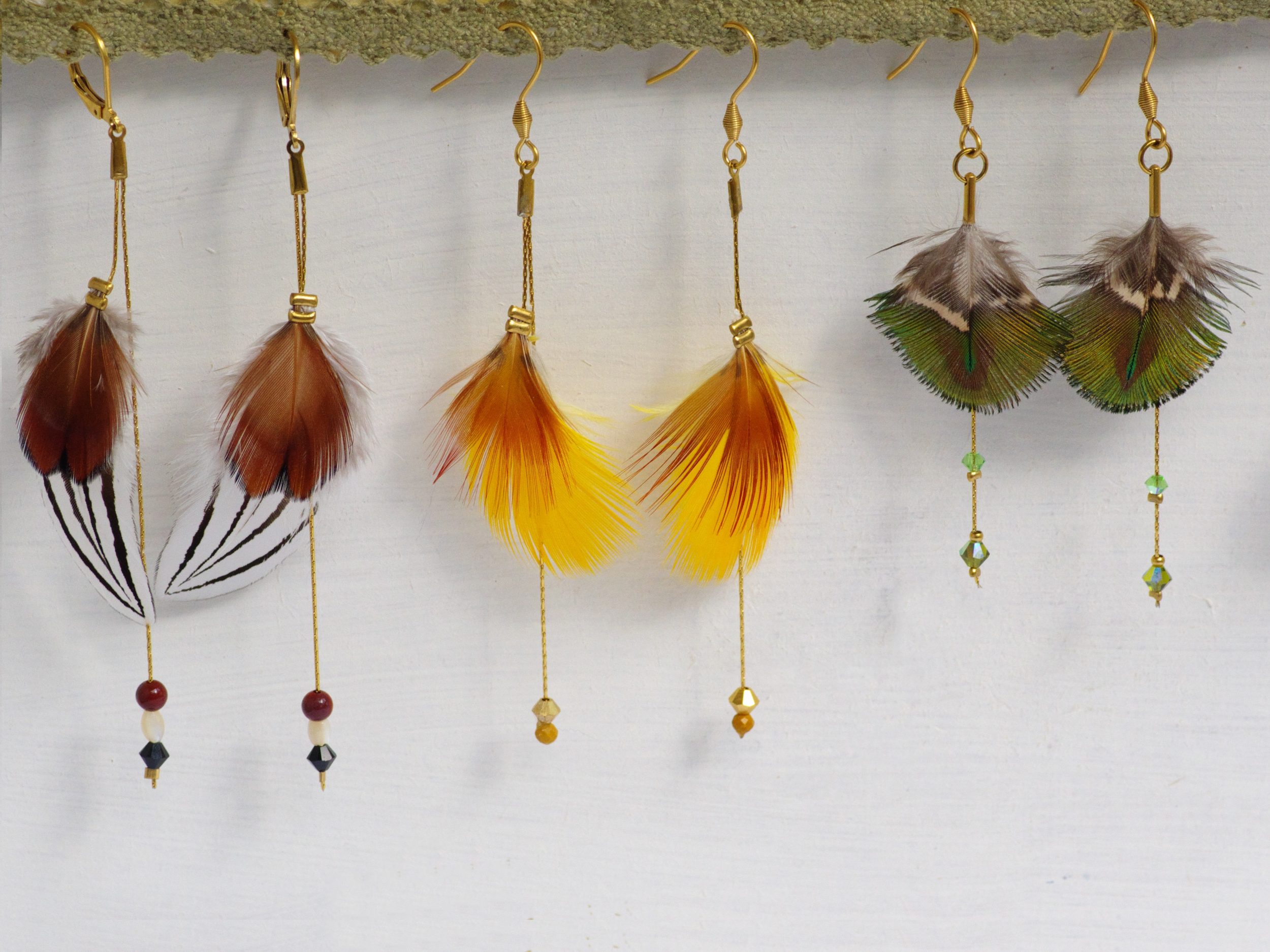 Boucles d'oreilles Oiseau Du Soir, plumes jaunes et rouges – Image 5
