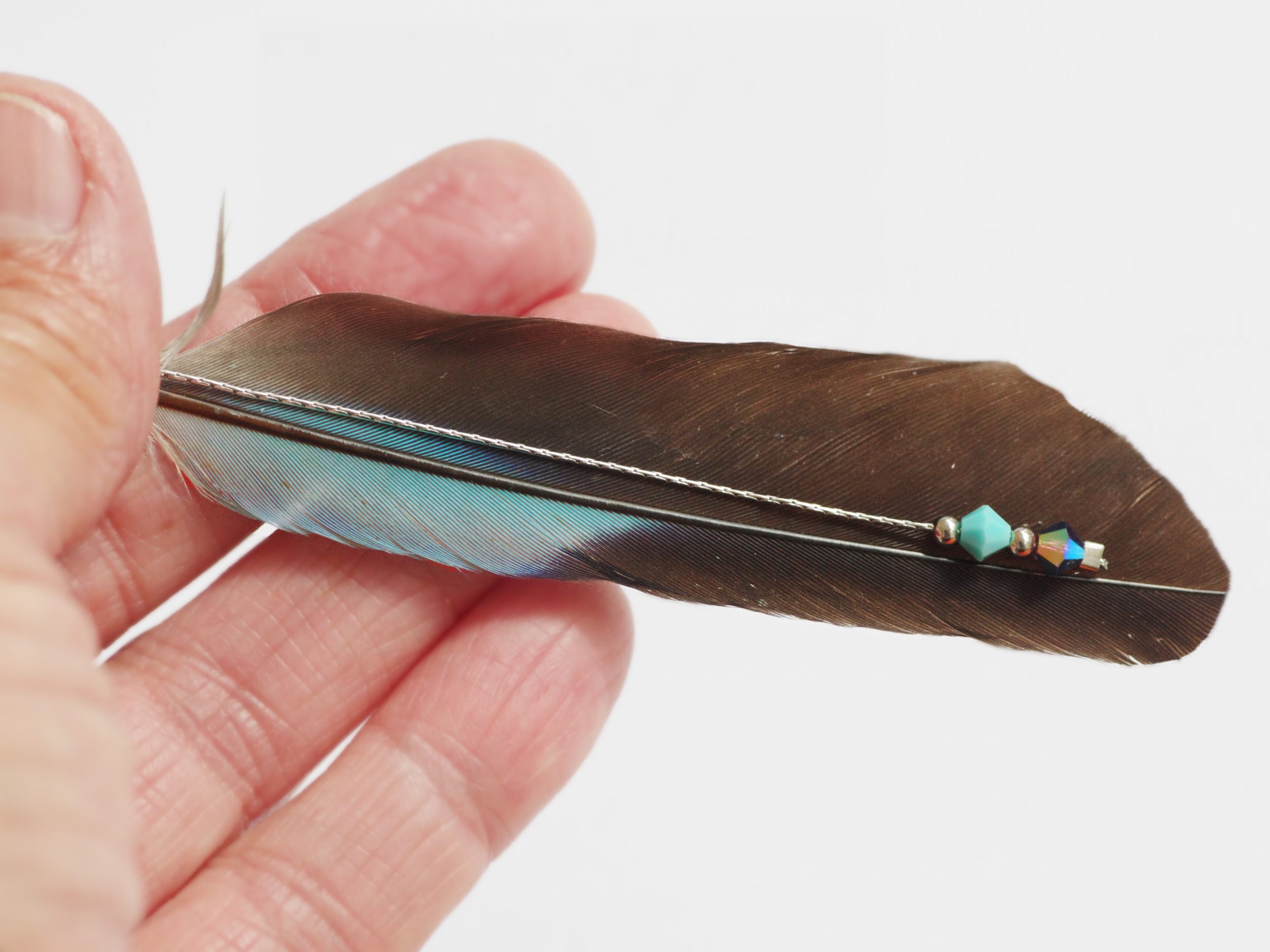 Boucle d'oreille Cocottes, grande plume noire et bleue – Image 5