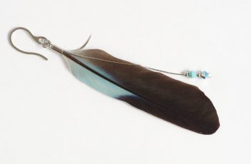 boucle-d-oreilleFly-XL_grande-plume-bleue-et-noire_rollier-d-europe(6)