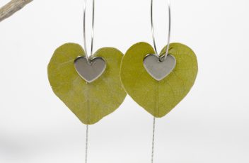 boucles-d-oreilles_elfy_feuilles-coeurs_arbre-de-judee_creoles-inox (2)