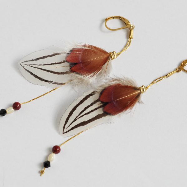 Boucles d'oreilles réalisées avec des belles plumes de faisan contrastées : une marron et une blanche à chevrons noirs.