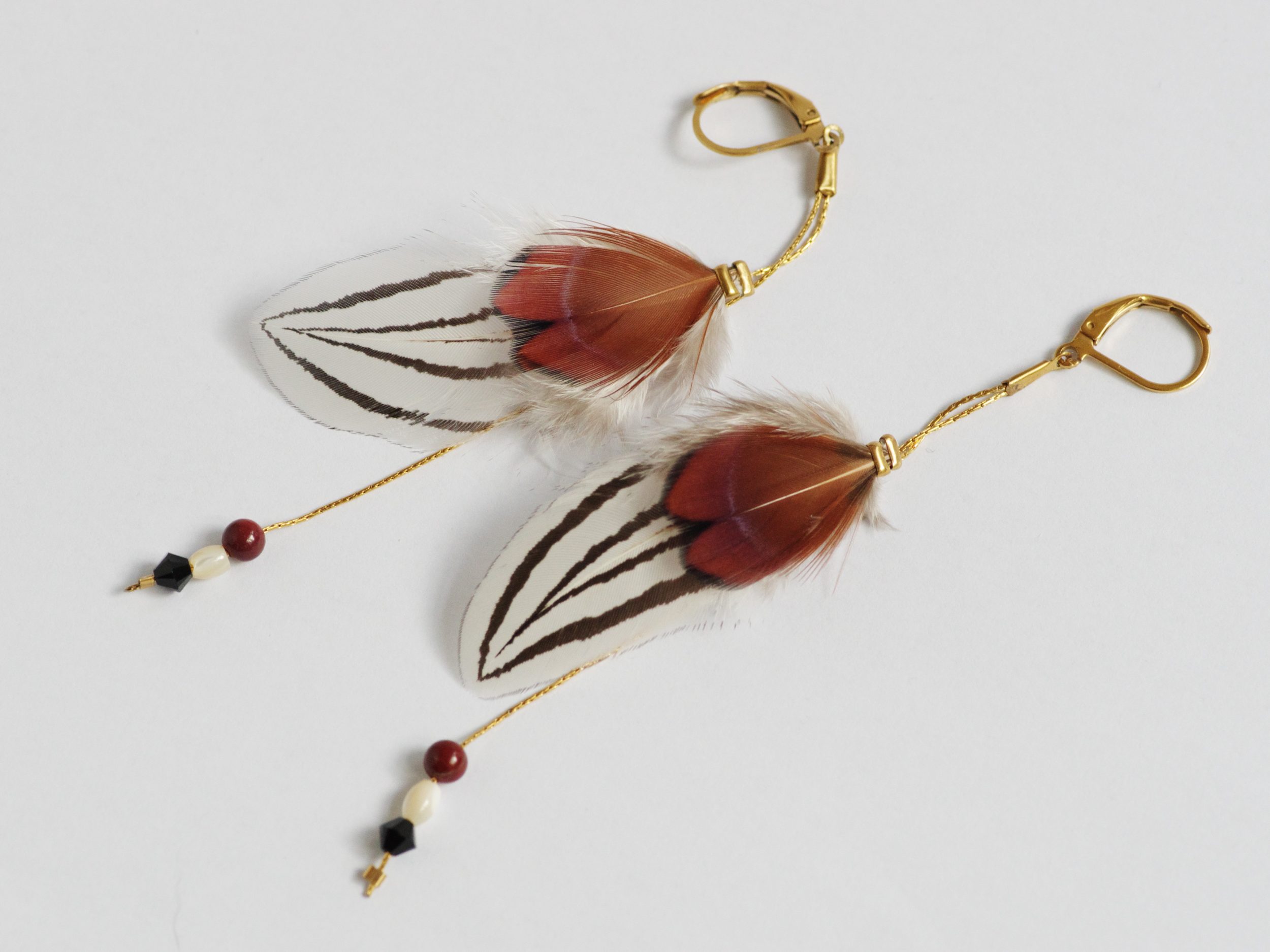 Boucles d'oreilles réalisées avec des belles plumes de faisan contrastées : une marron et une blanche à chevrons noirs.