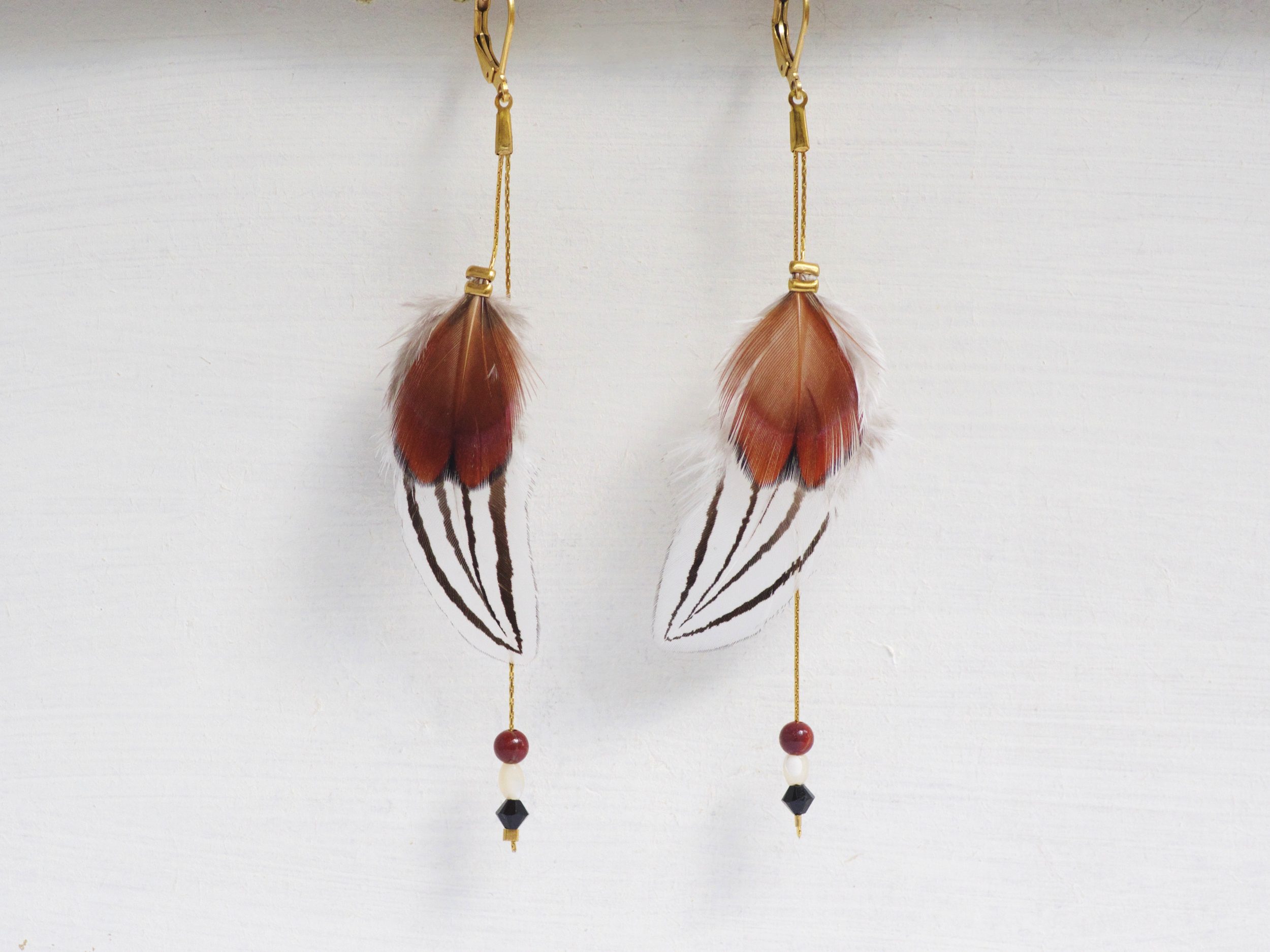 Boucles d'oreilles réalisées avec des belles plumes de faisan contrastées : une marron et une blanche à chevrons noirs.