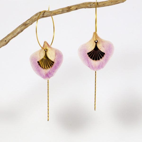 Des petits pétales d'orchidée parme sont enfilés sur des fines créoles dorées avec une chaîne et une petite feuille de ginkgo dorées.