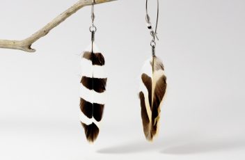 boucles-d-oreilles _cocottes+_plumes-asymetriques_plumes-de-huppe (1)