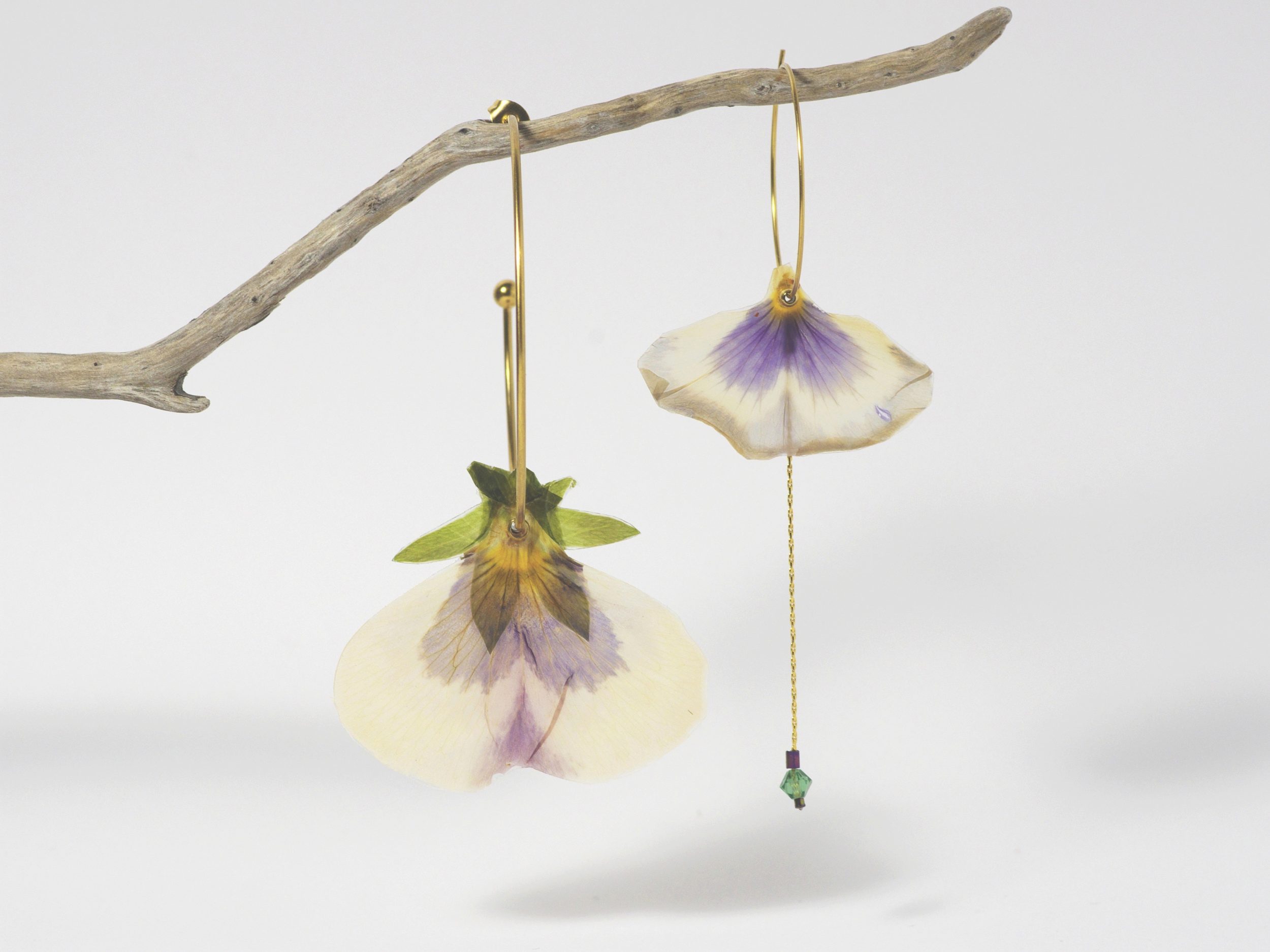 Boucles d'oreilles asymétriques, pétales de pensées – Image 3