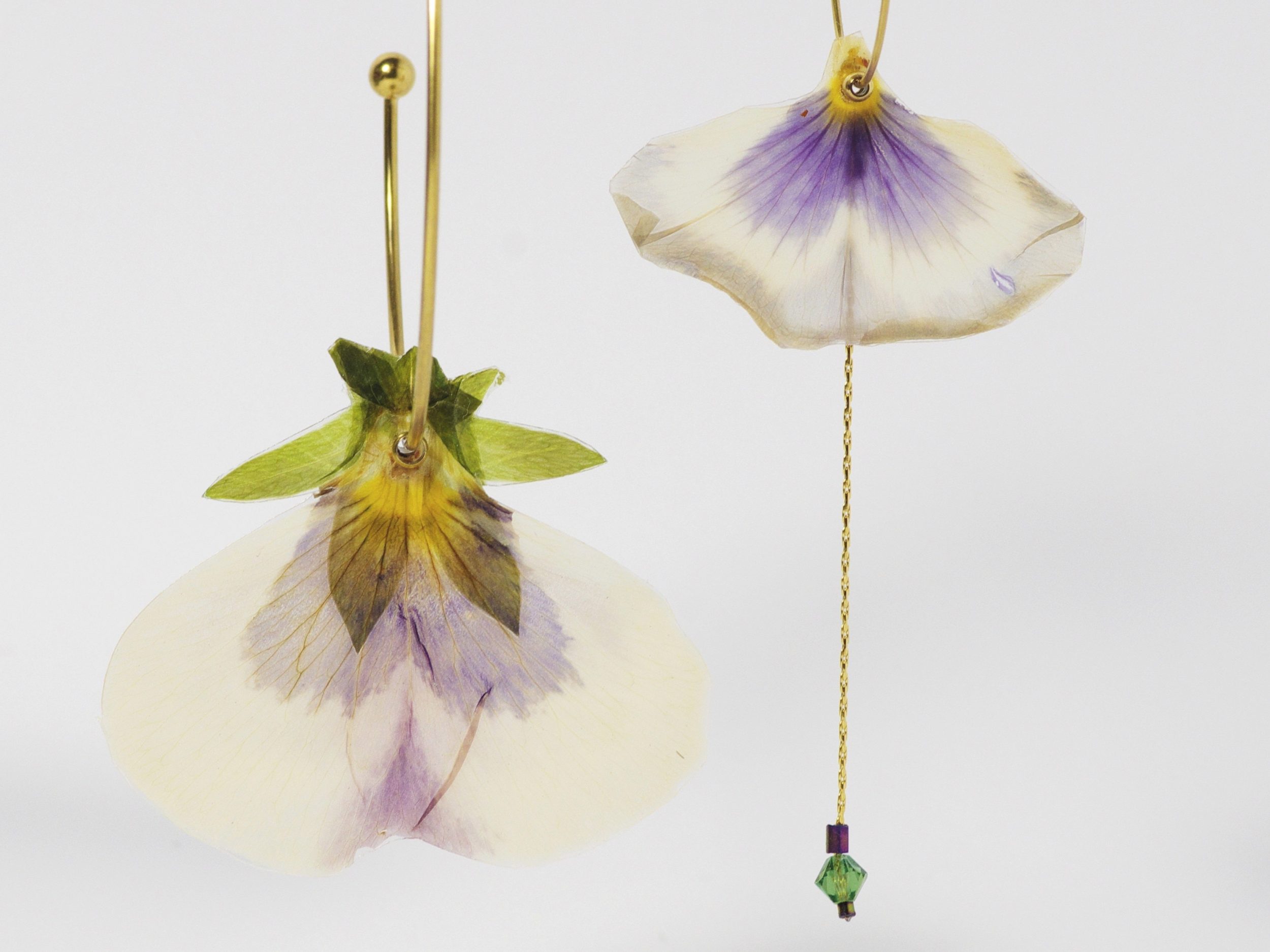 Boucles d'oreilles asymétriques, pétales de pensées – Image 4