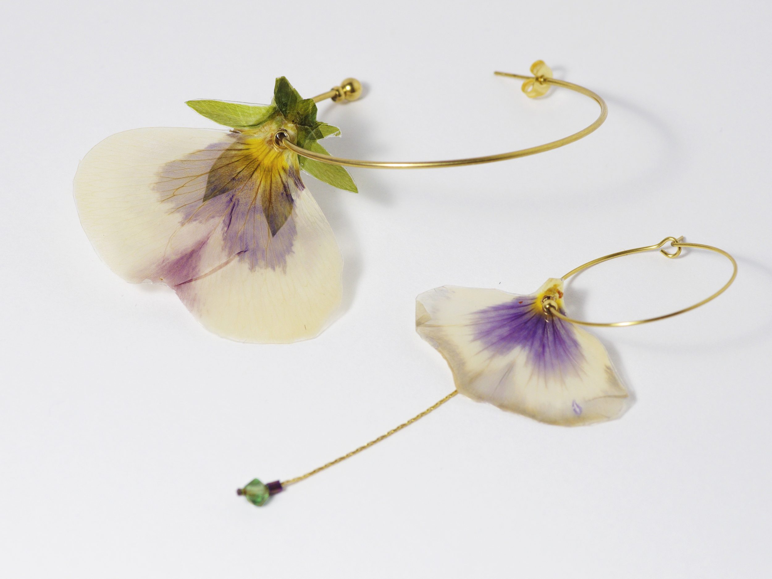 Boucles d'oreilles asymétriques, pétales de pensées – Image 5