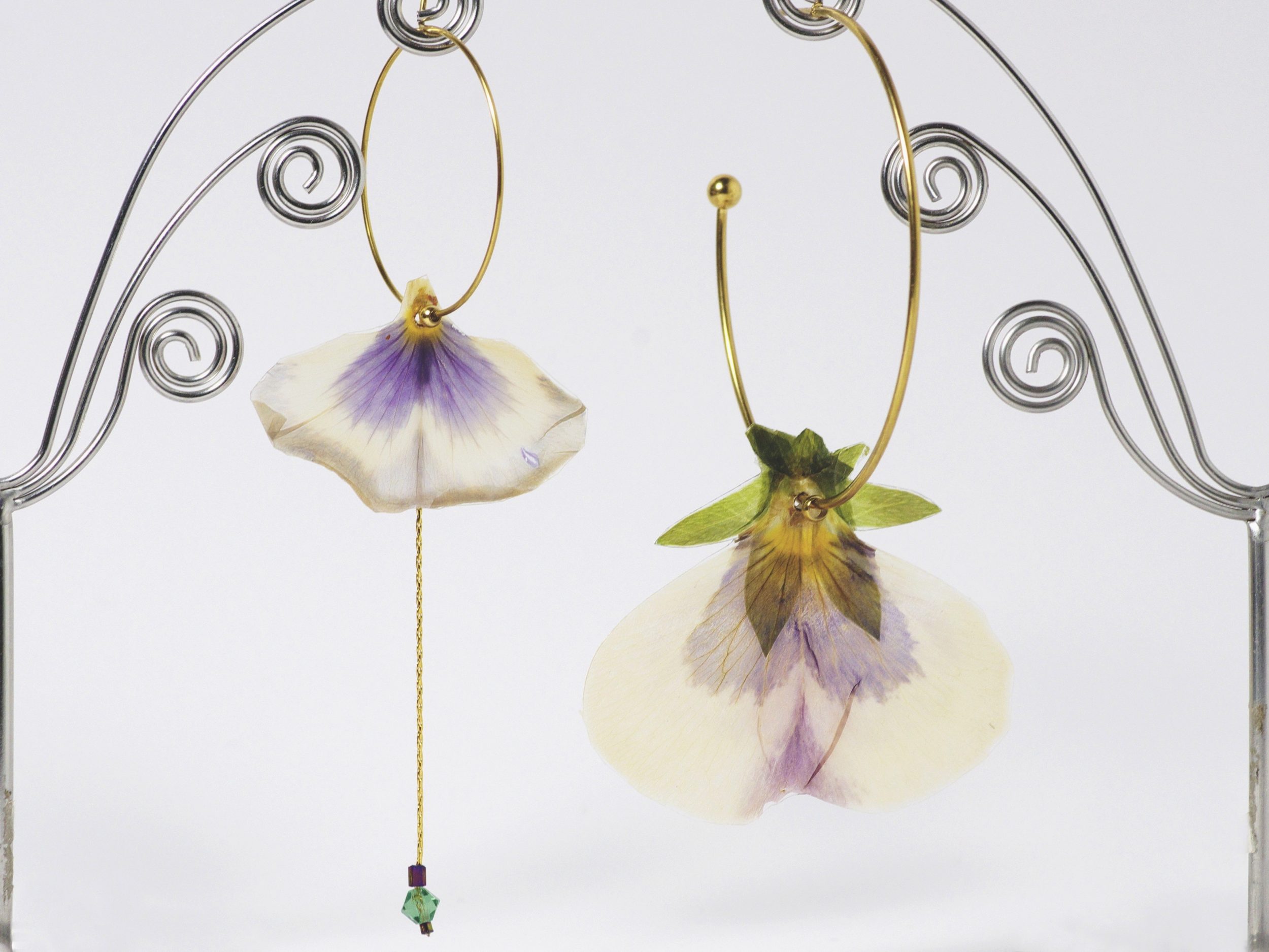 Boucles d'oreilles asymétriques, pétales de pensées – Image 6