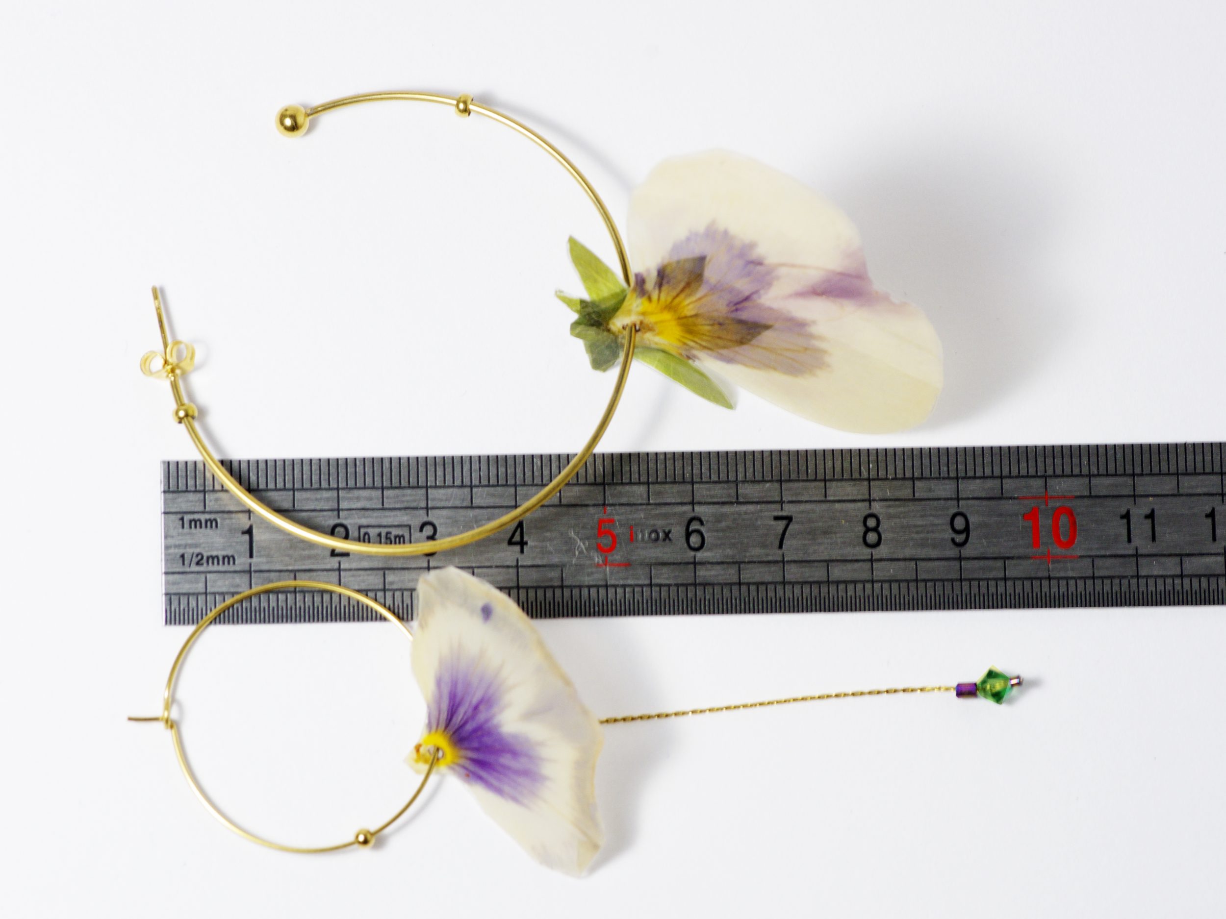 Boucles d'oreilles asymétriques, pétales de pensées – Image 7