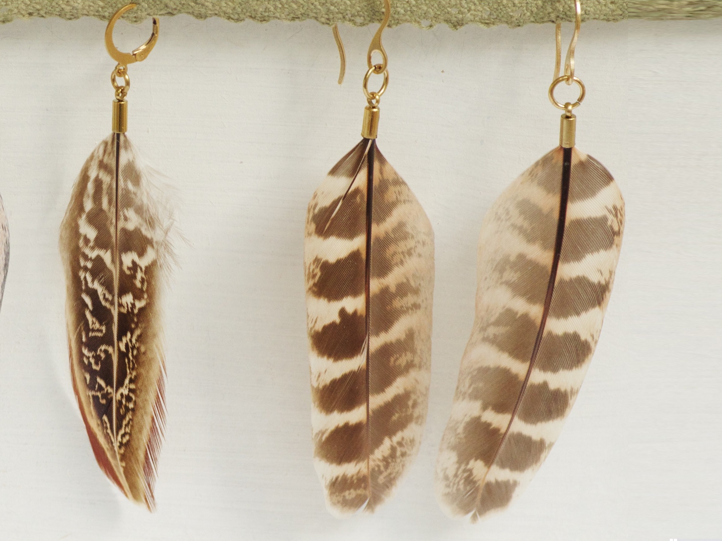 Boucle d'oreille Cocottes, grande plume naturelle – Image 2