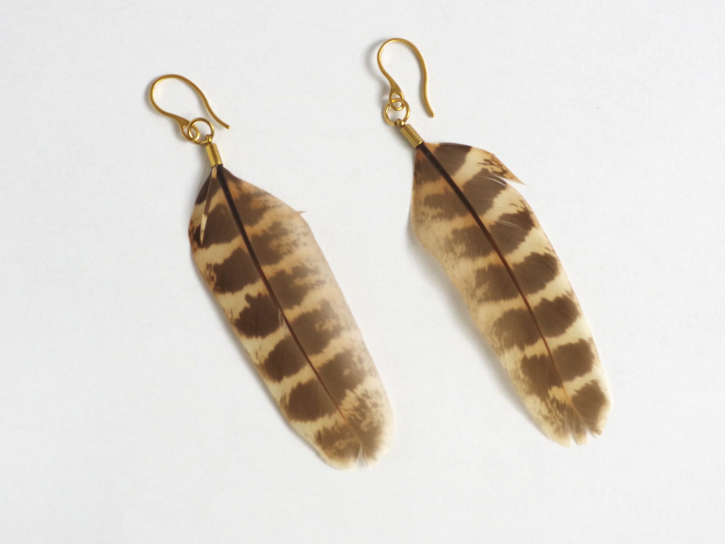 Boucle d'oreille Cocottes, grande plume naturelle – Image 9