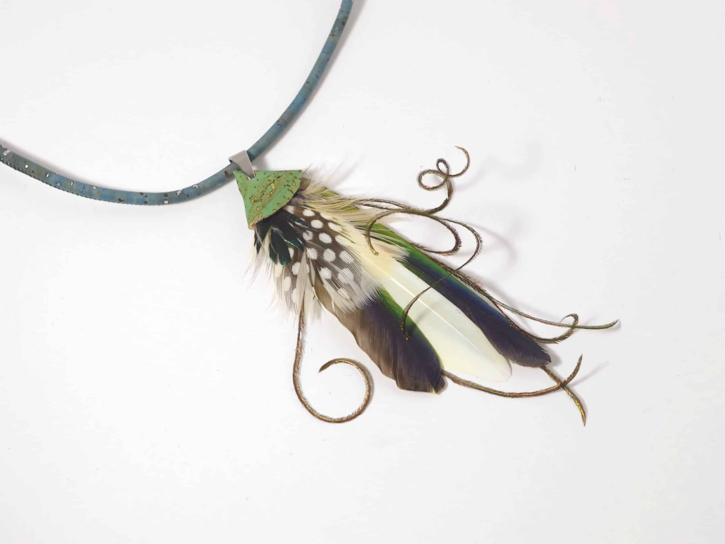 Collier Jungle n°3, composition de plumes bleu-vert – Image 4