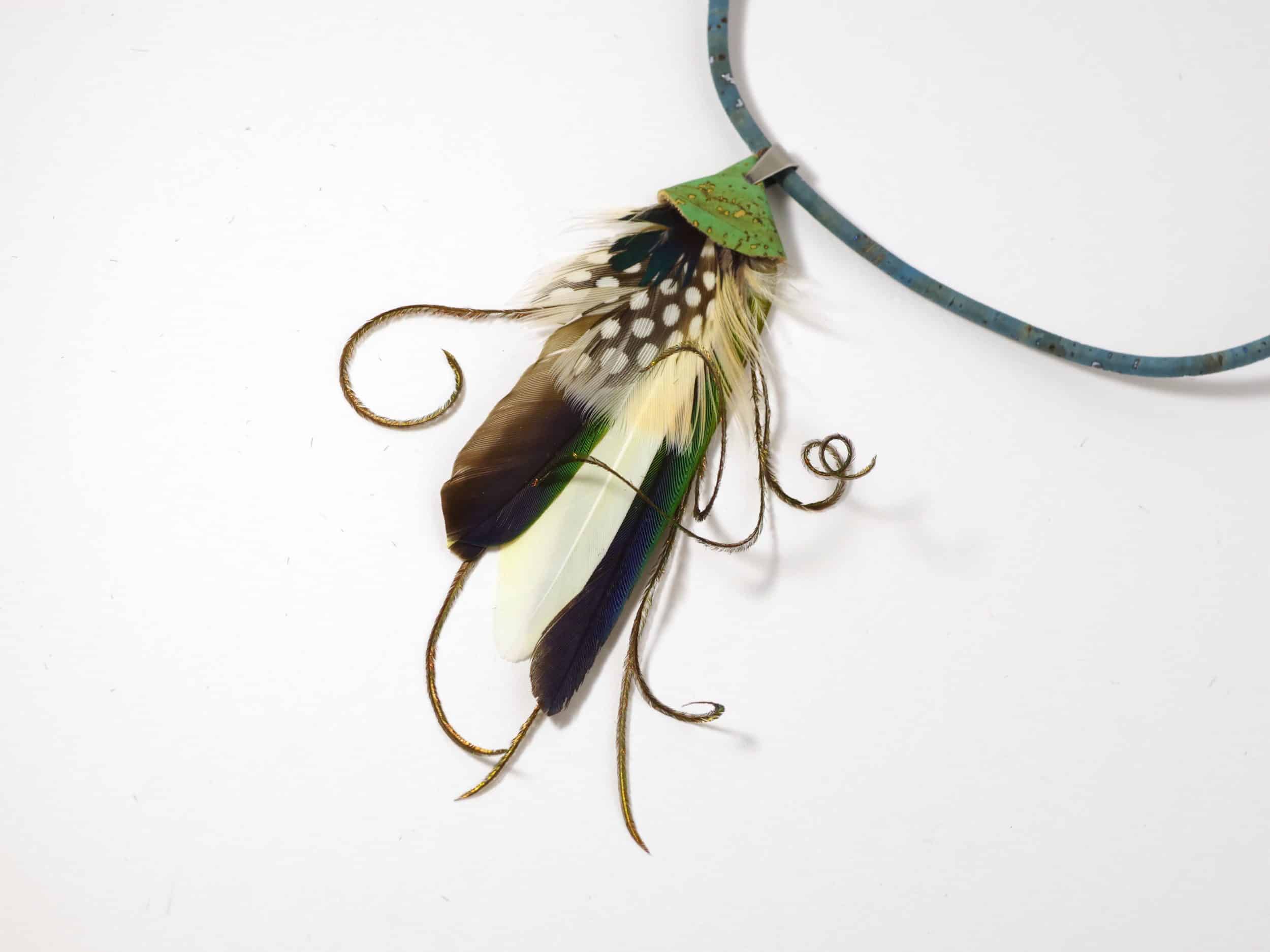 Collier Jungle n°3, composition de plumes bleu-vert – Image 3