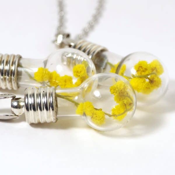 Fioles de verre garnies de mimosa. Parure collier et boucles d'oreilles.