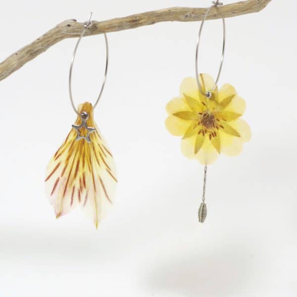 Boucles d'oreilles Elfy, pendentifs fleurs asymetriques