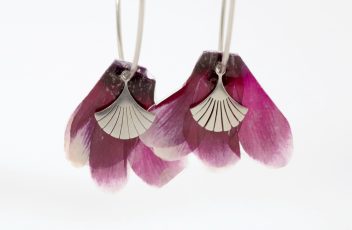 boucles-d-oreilles_Flora_petits-cyclamens-mauves_creoles-dorees (8)