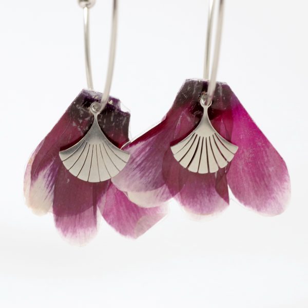 Grandes boucles d'oreilles créoles avec de petits cyclamens mauve foncé en pendentifs.