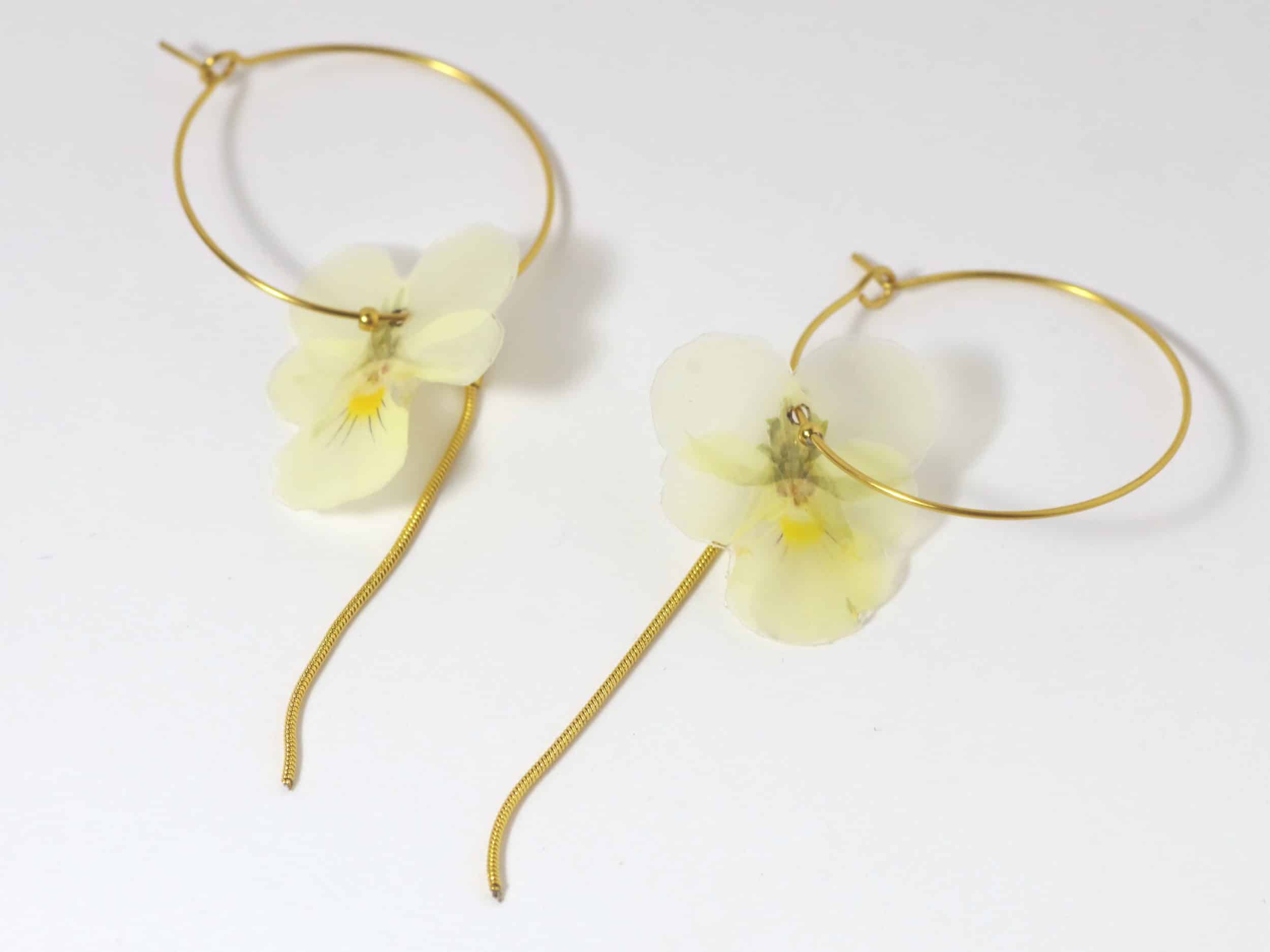 Boucles d'oreilles Elfy, mini pensées jaune – Image 3